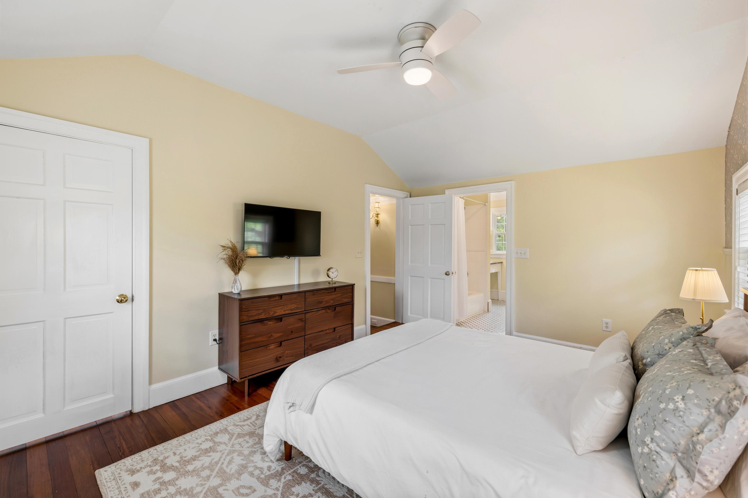 396 BELLEVUE LN