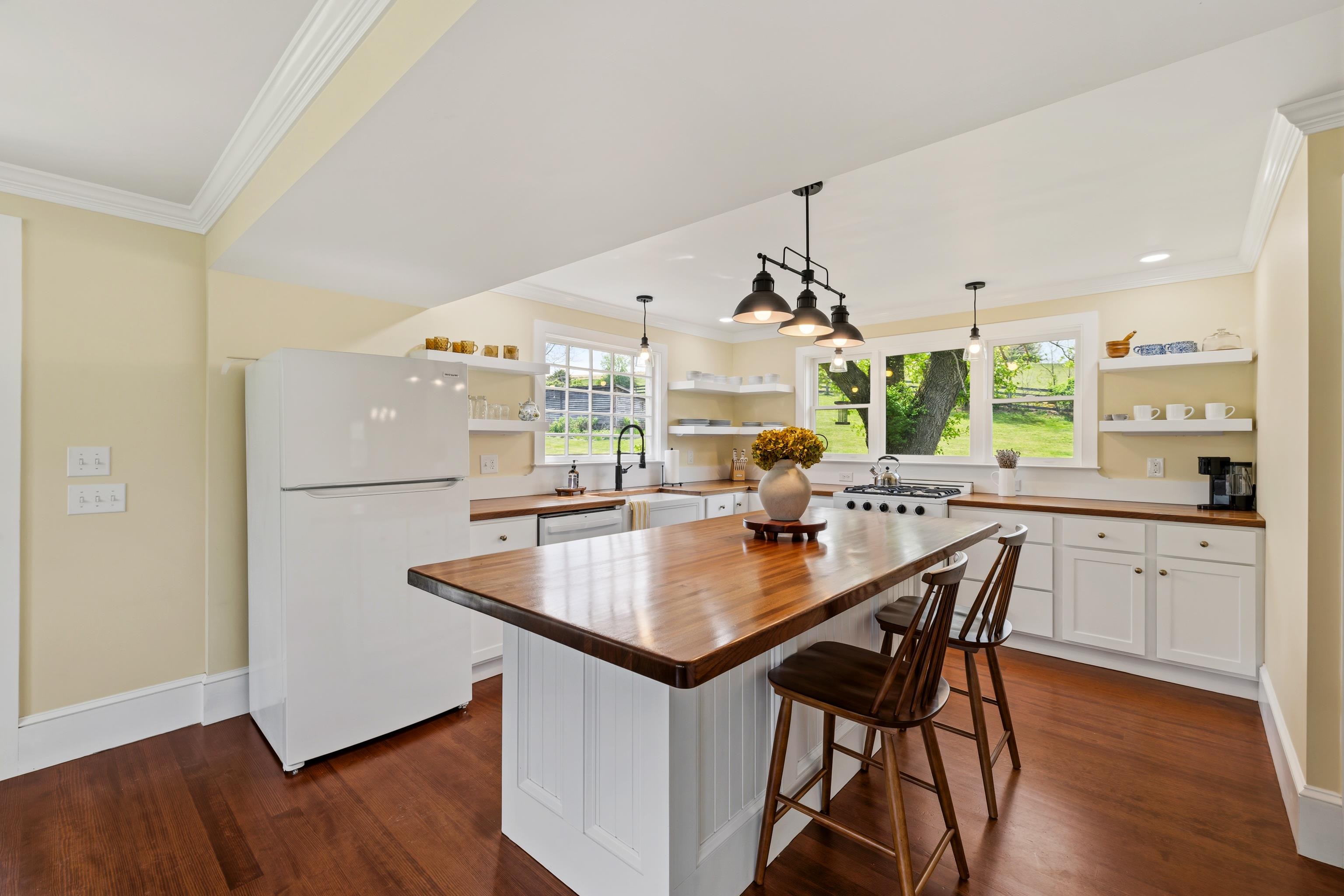 396 BELLEVUE LN