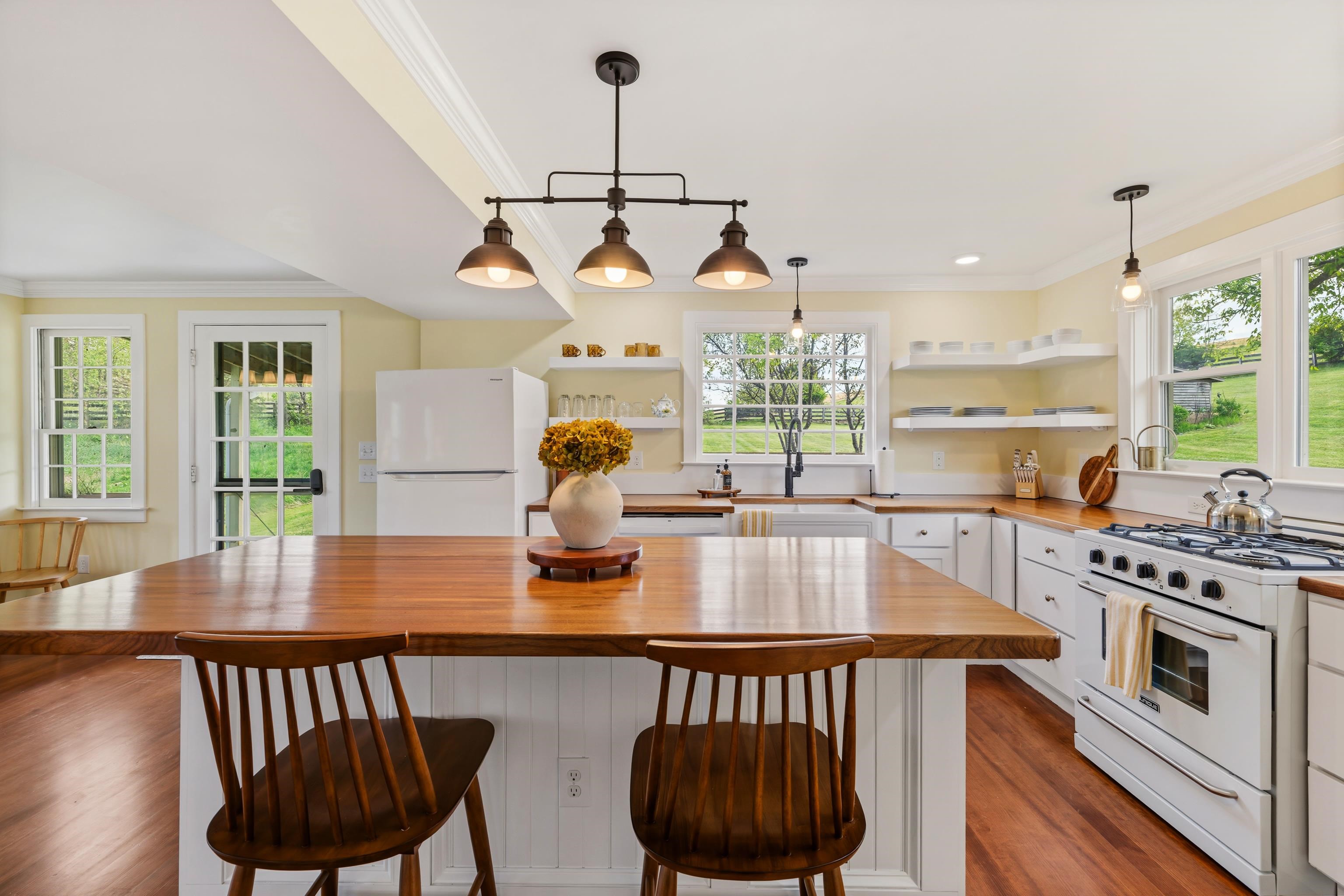 396 BELLEVUE LN