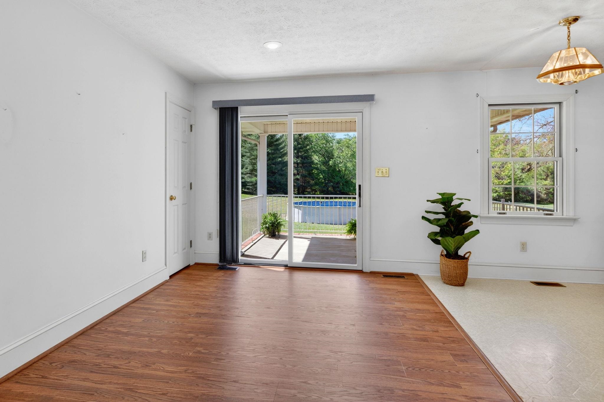 182 MIKES KNOB LN