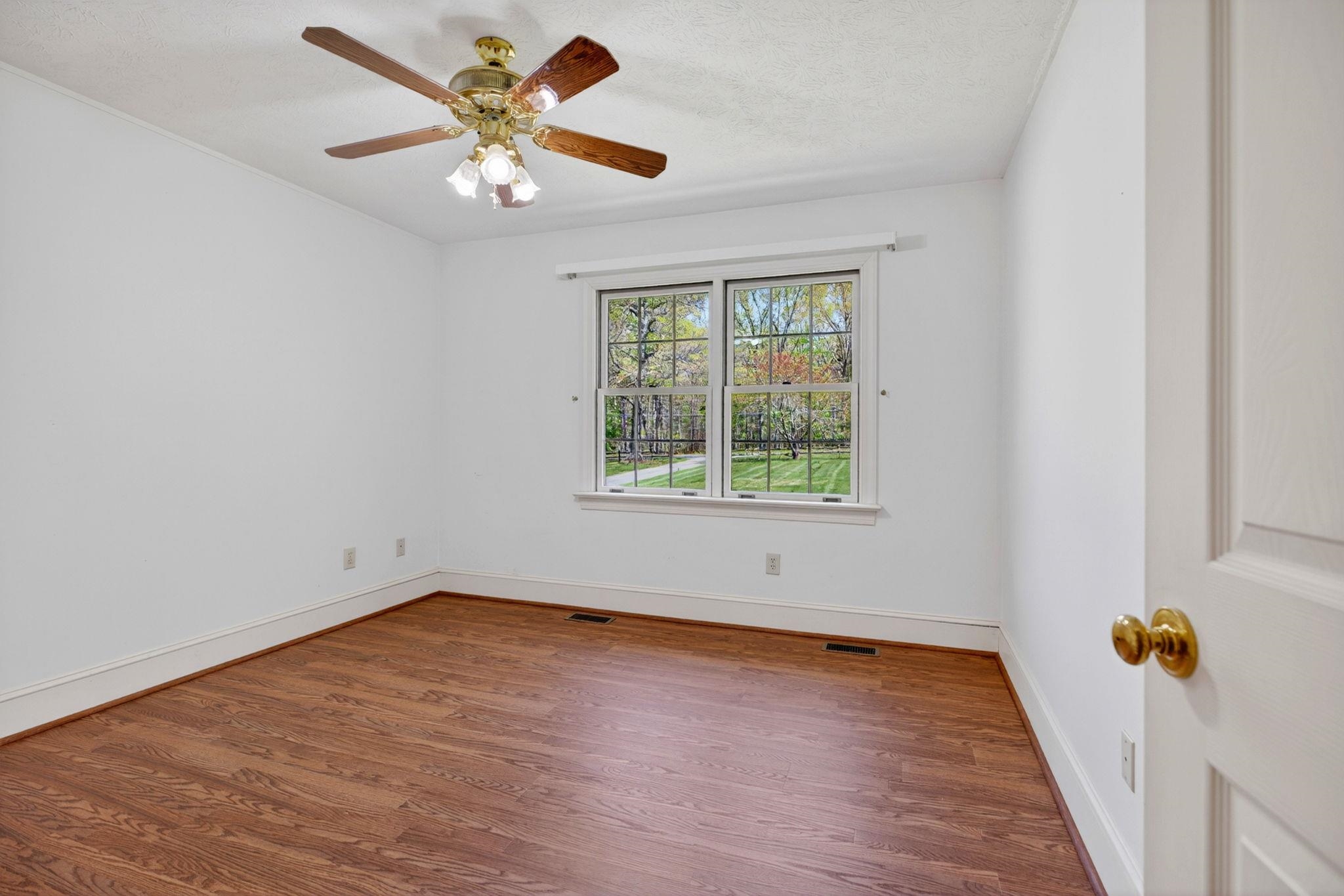 182 MIKES KNOB LN