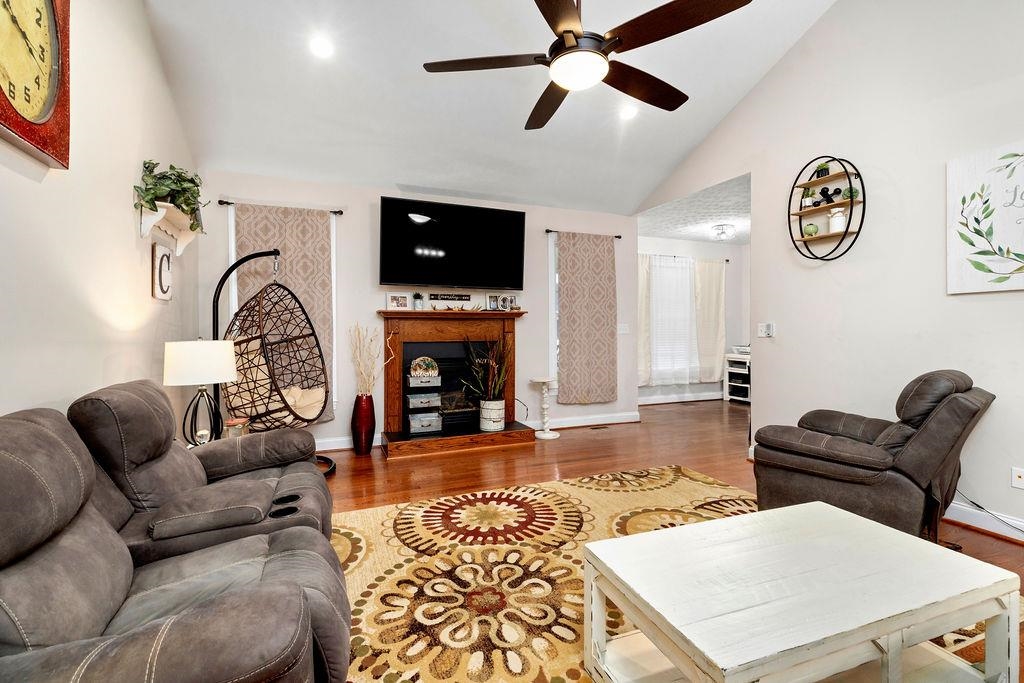 14 OLD OAK DR