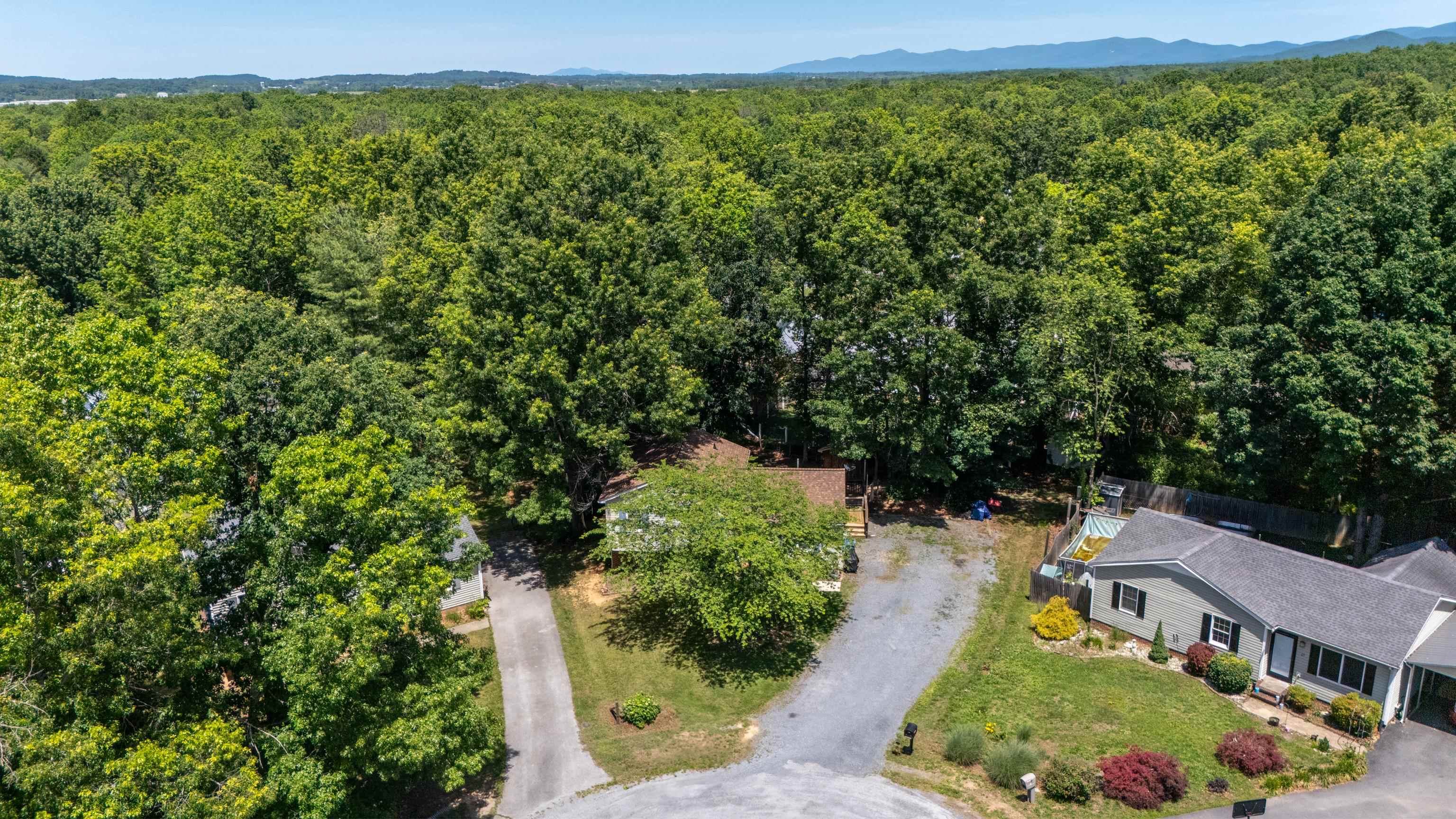 16 KINGSTON CT