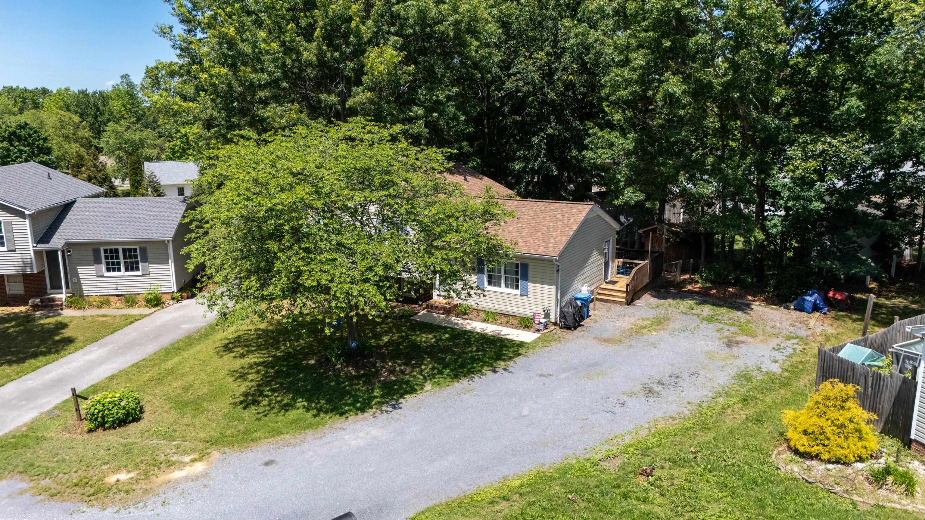 16 KINGSTON CT