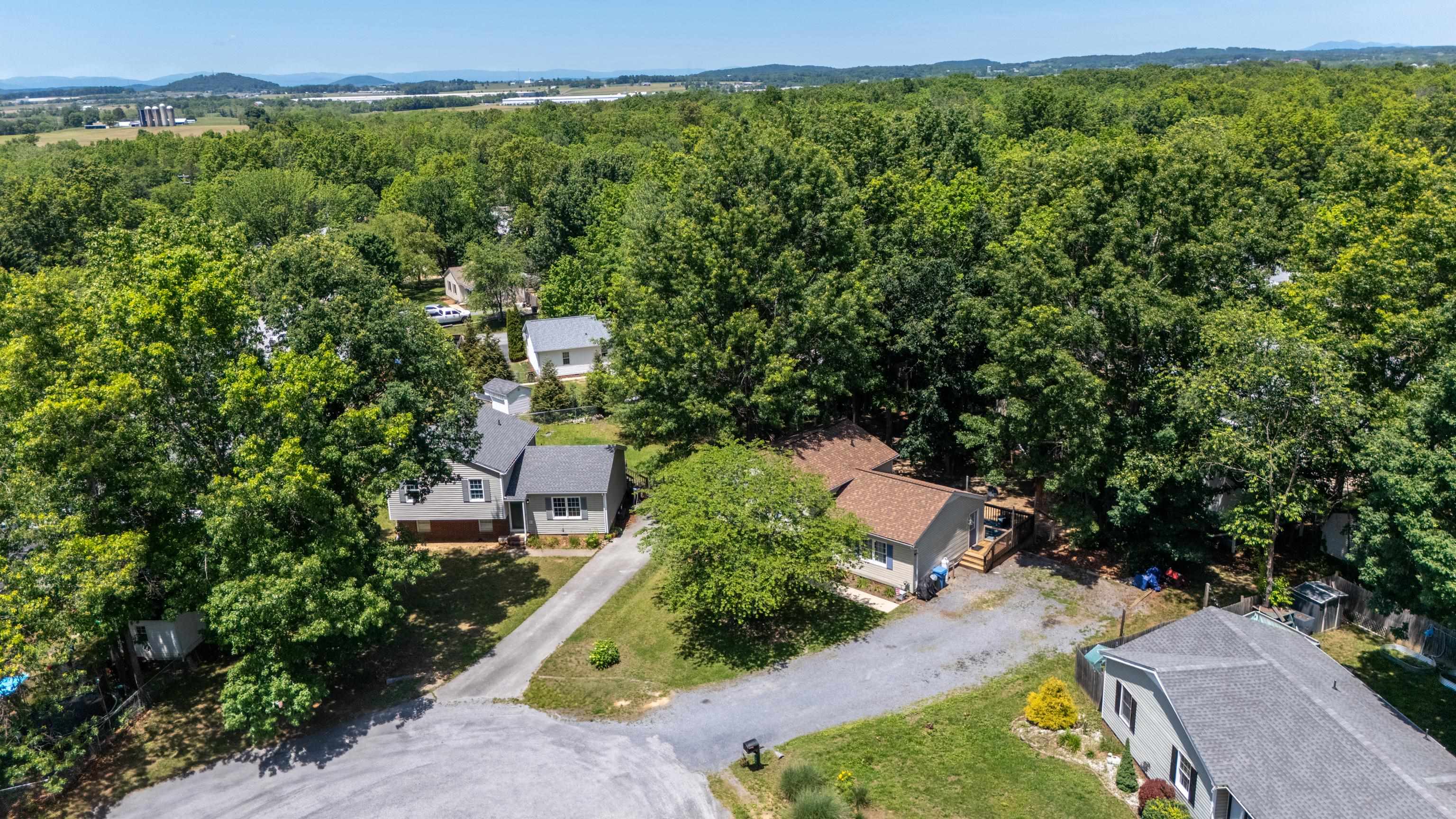 16 KINGSTON CT