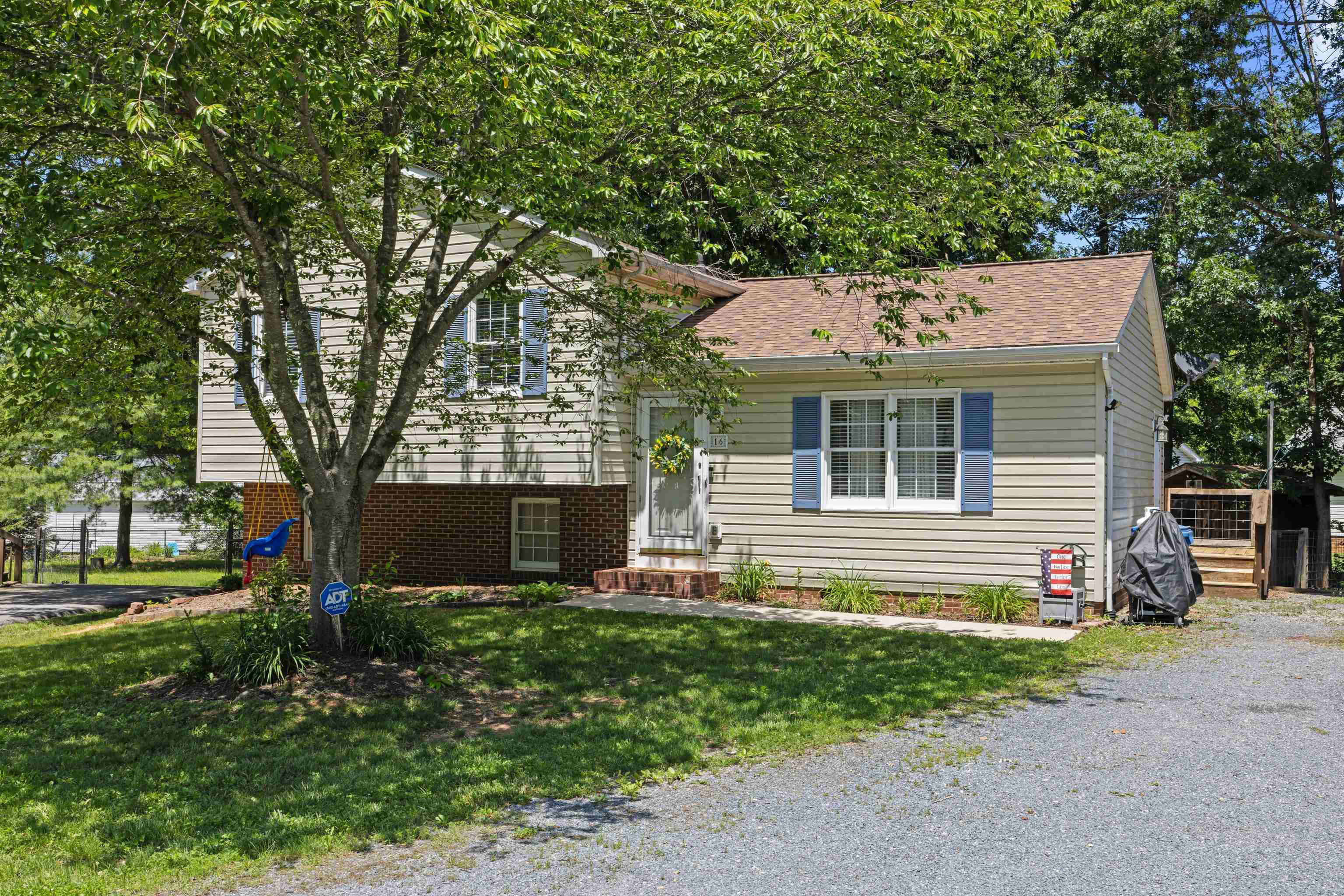 16 KINGSTON CT