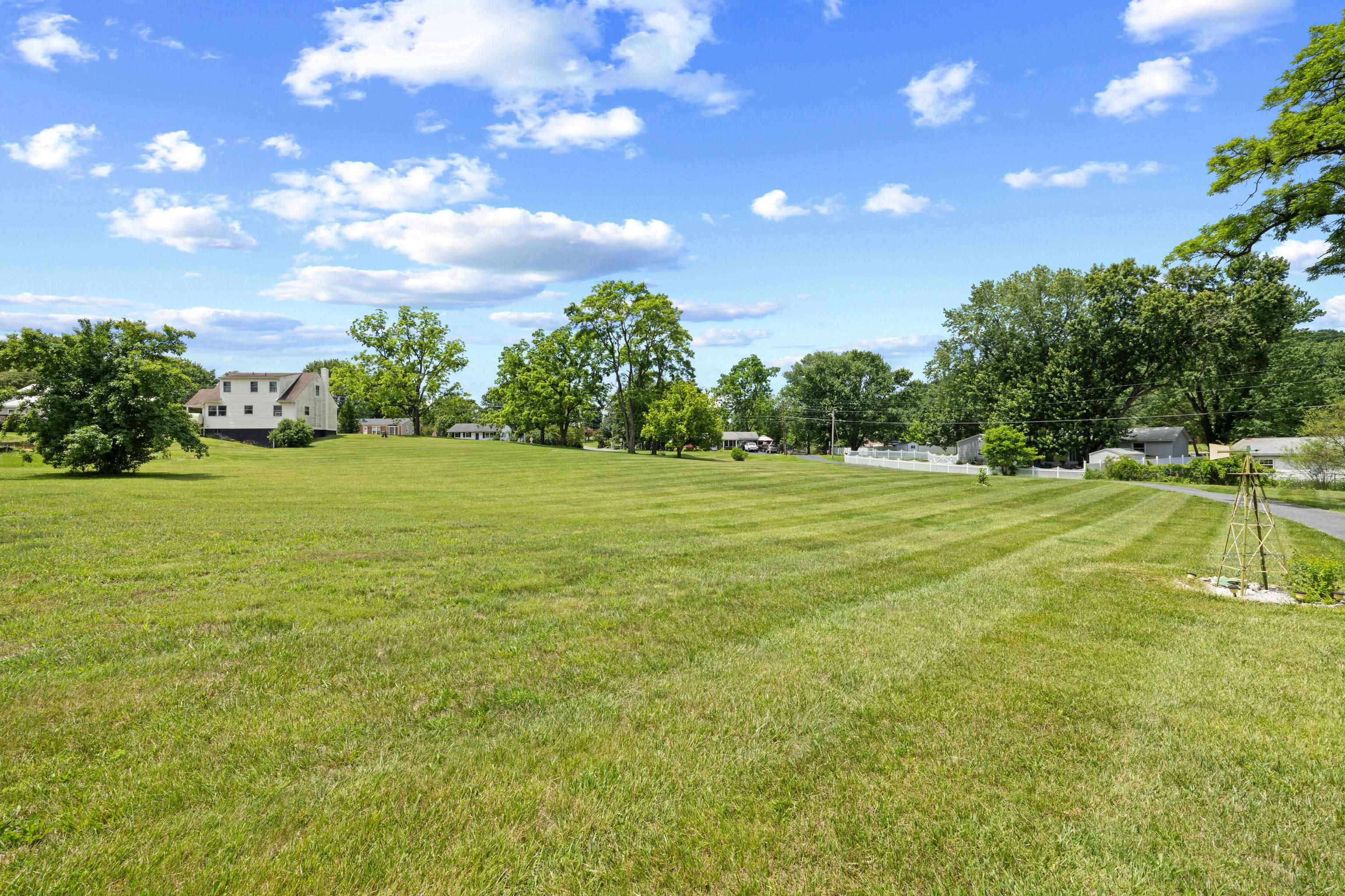 902 AUGUSTA FARMS RD