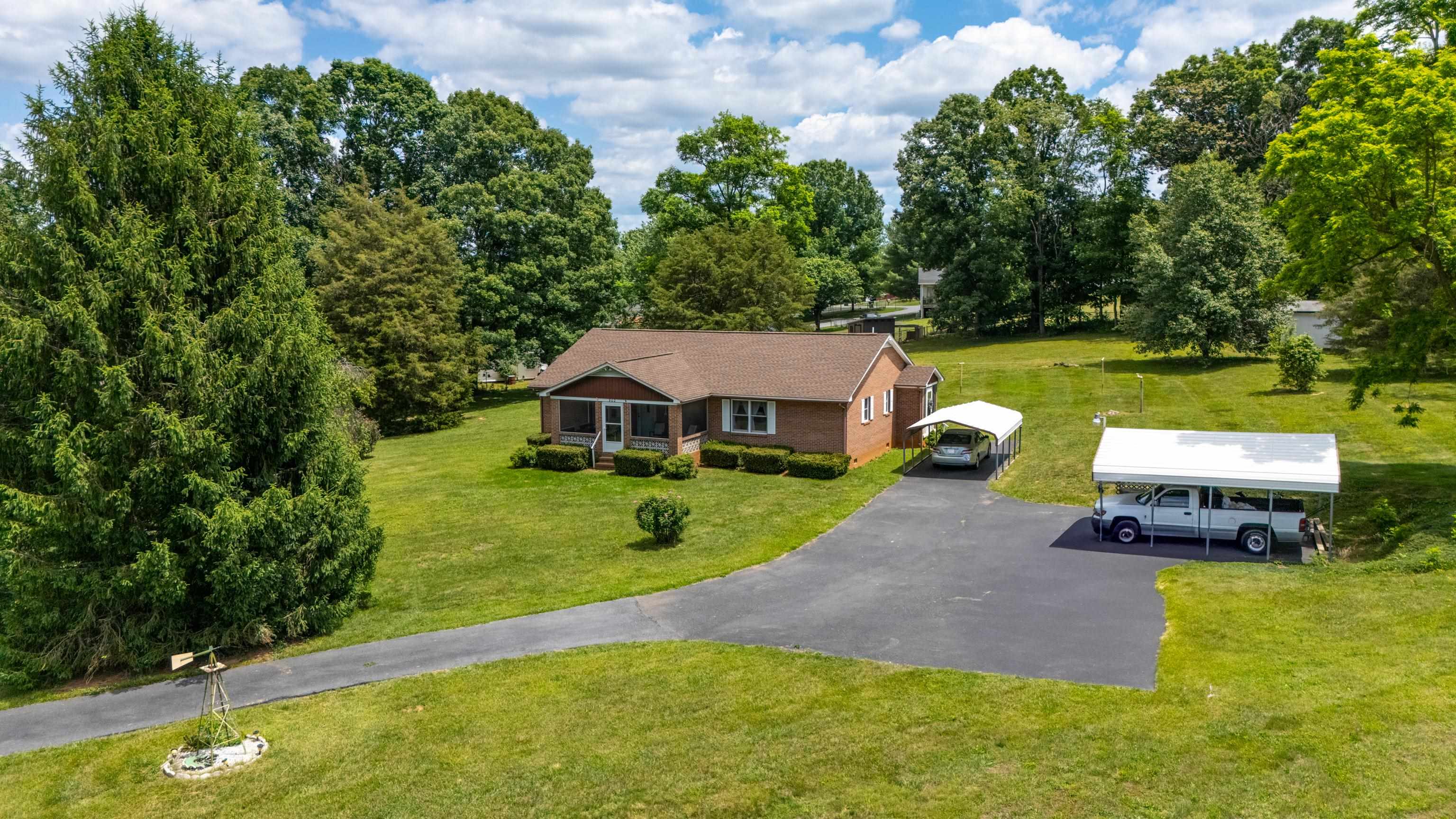 902 AUGUSTA FARMS RD