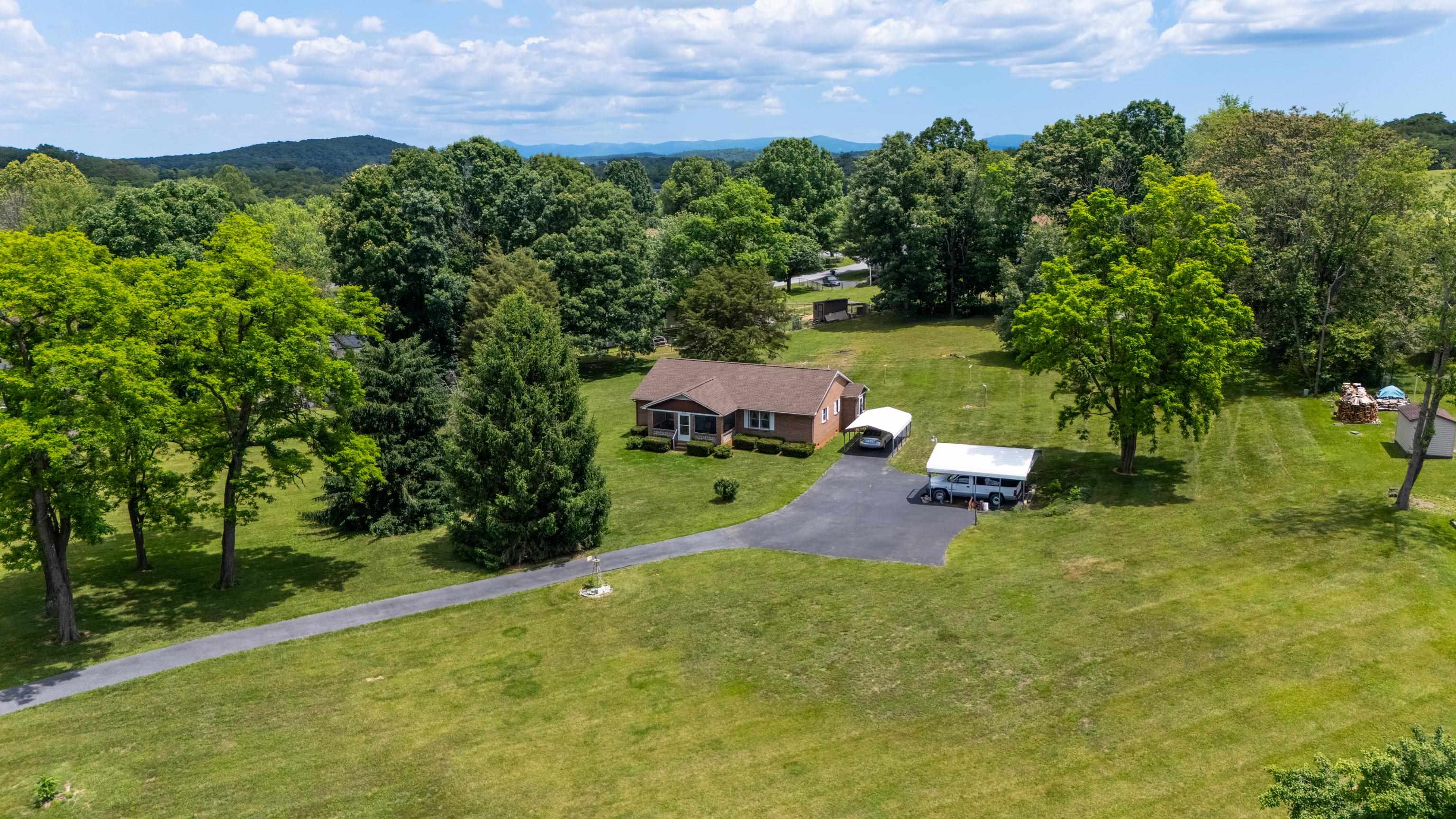 902 AUGUSTA FARMS RD