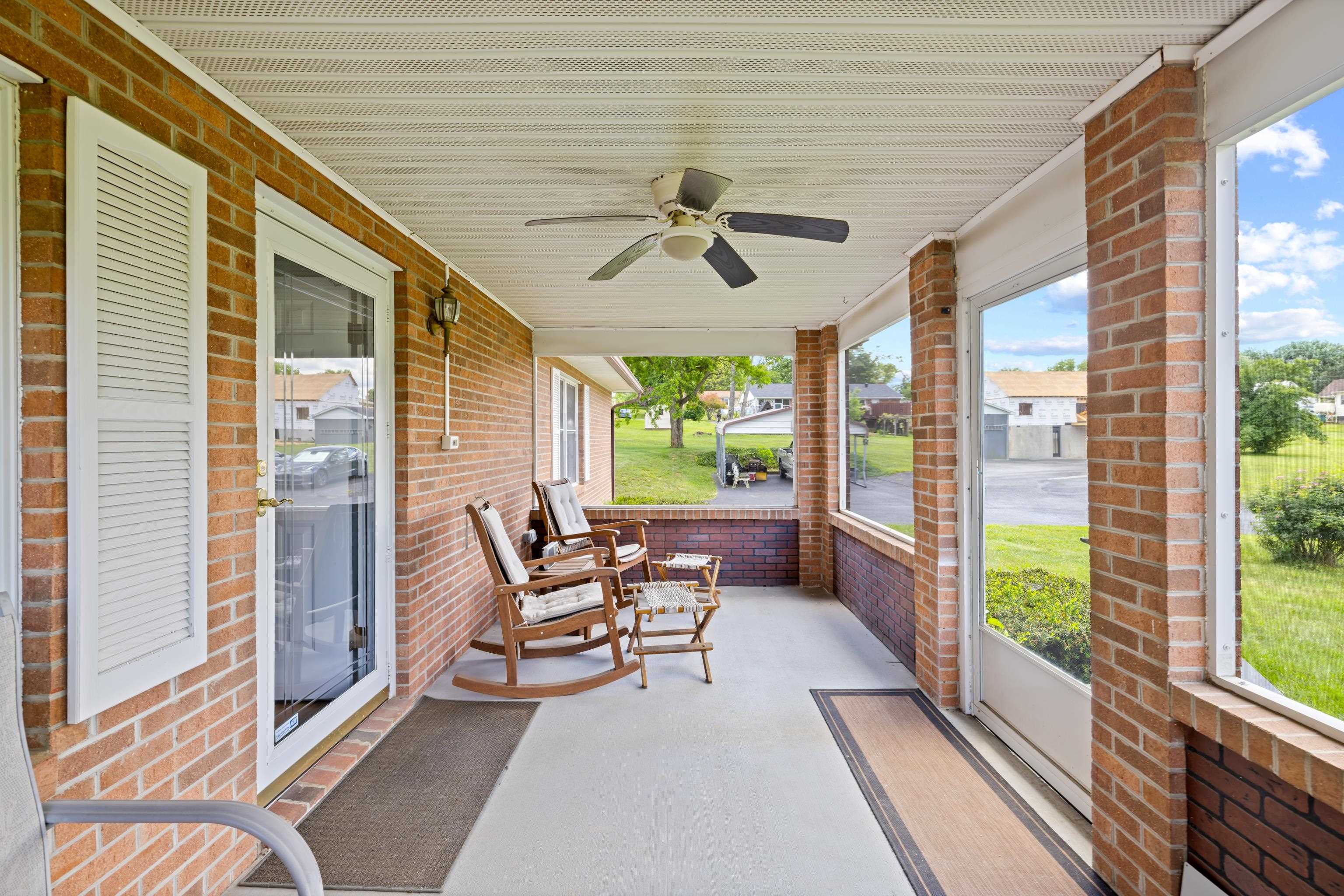 902 AUGUSTA FARMS RD