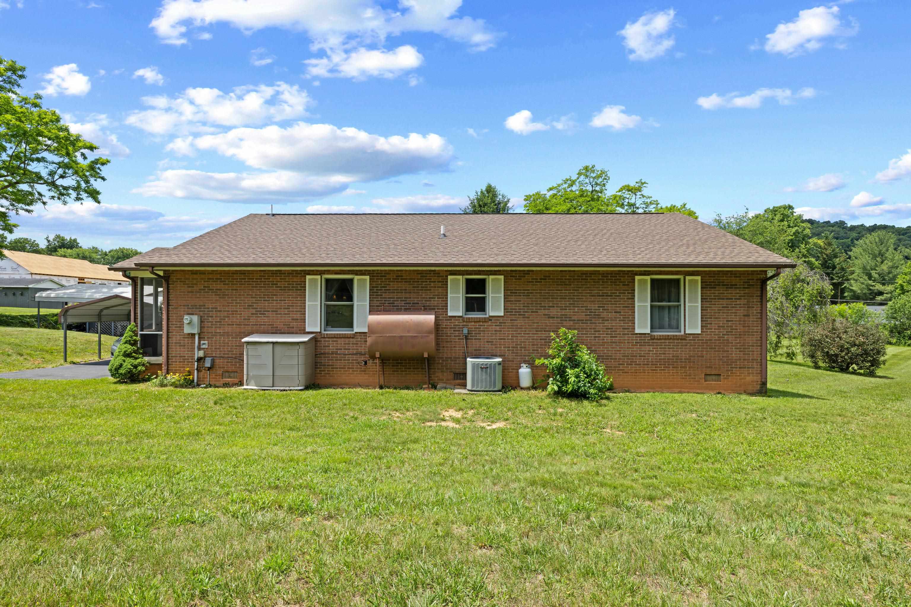 902 AUGUSTA FARMS RD