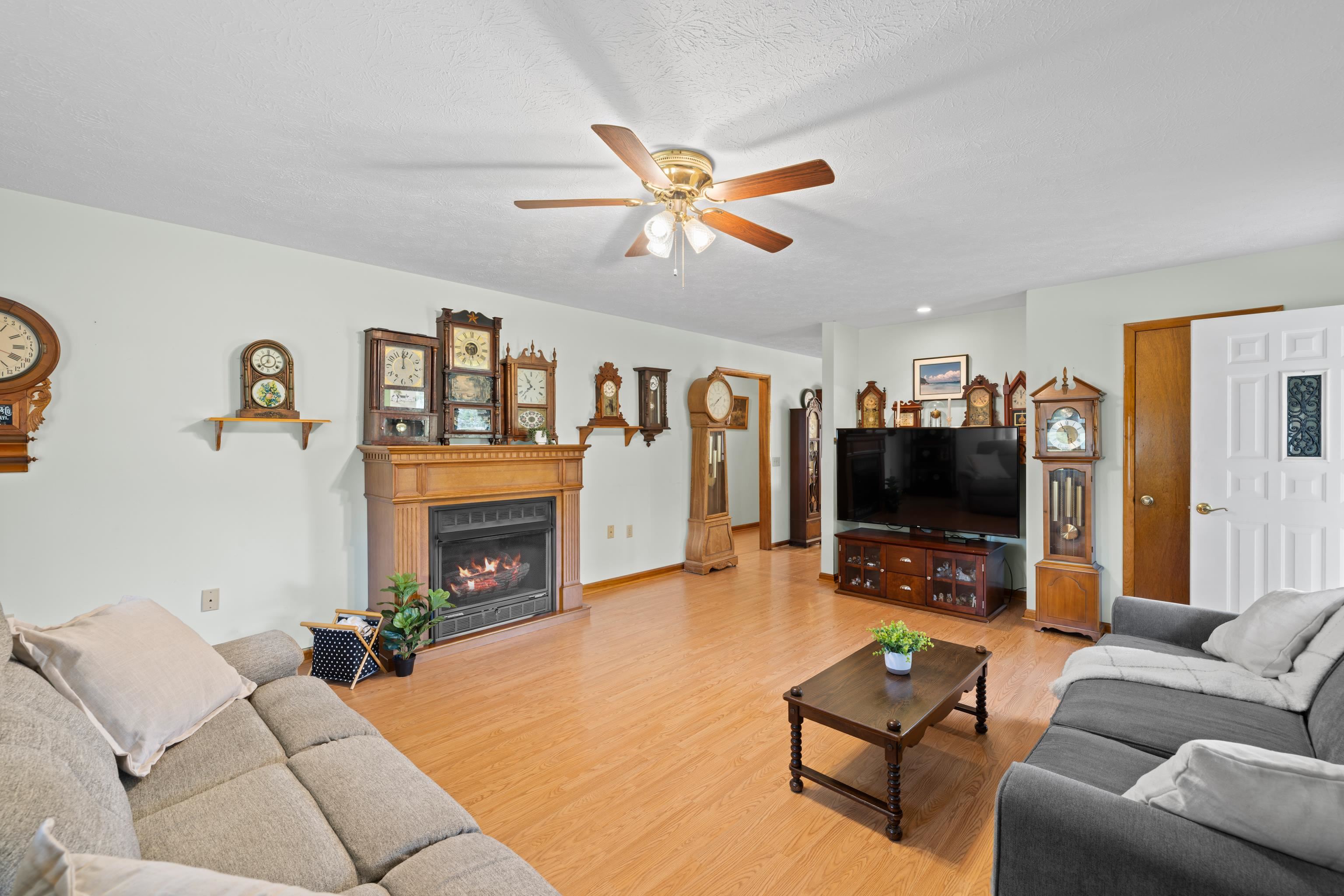 902 AUGUSTA FARMS RD