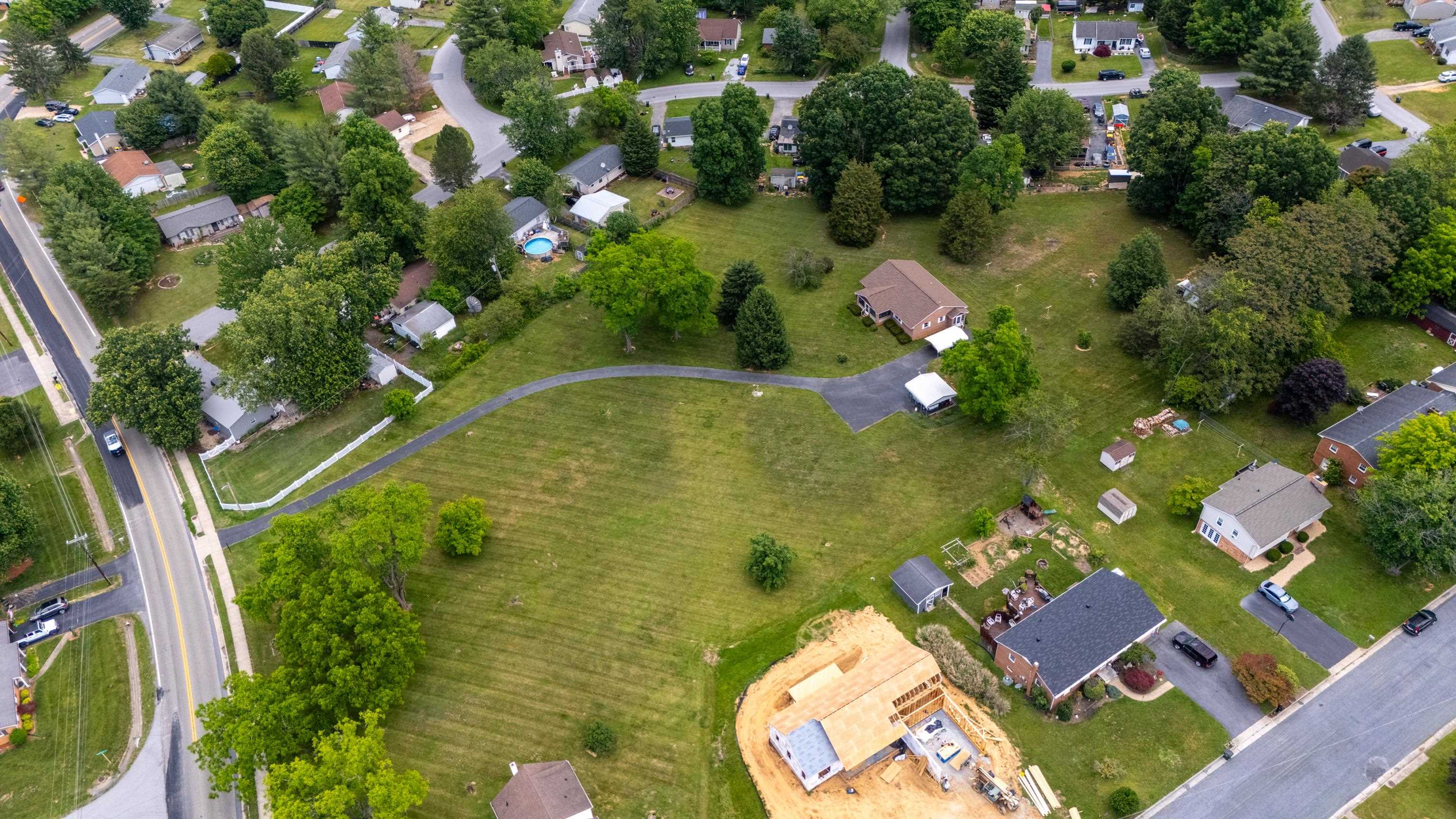 902 AUGUSTA FARMS RD