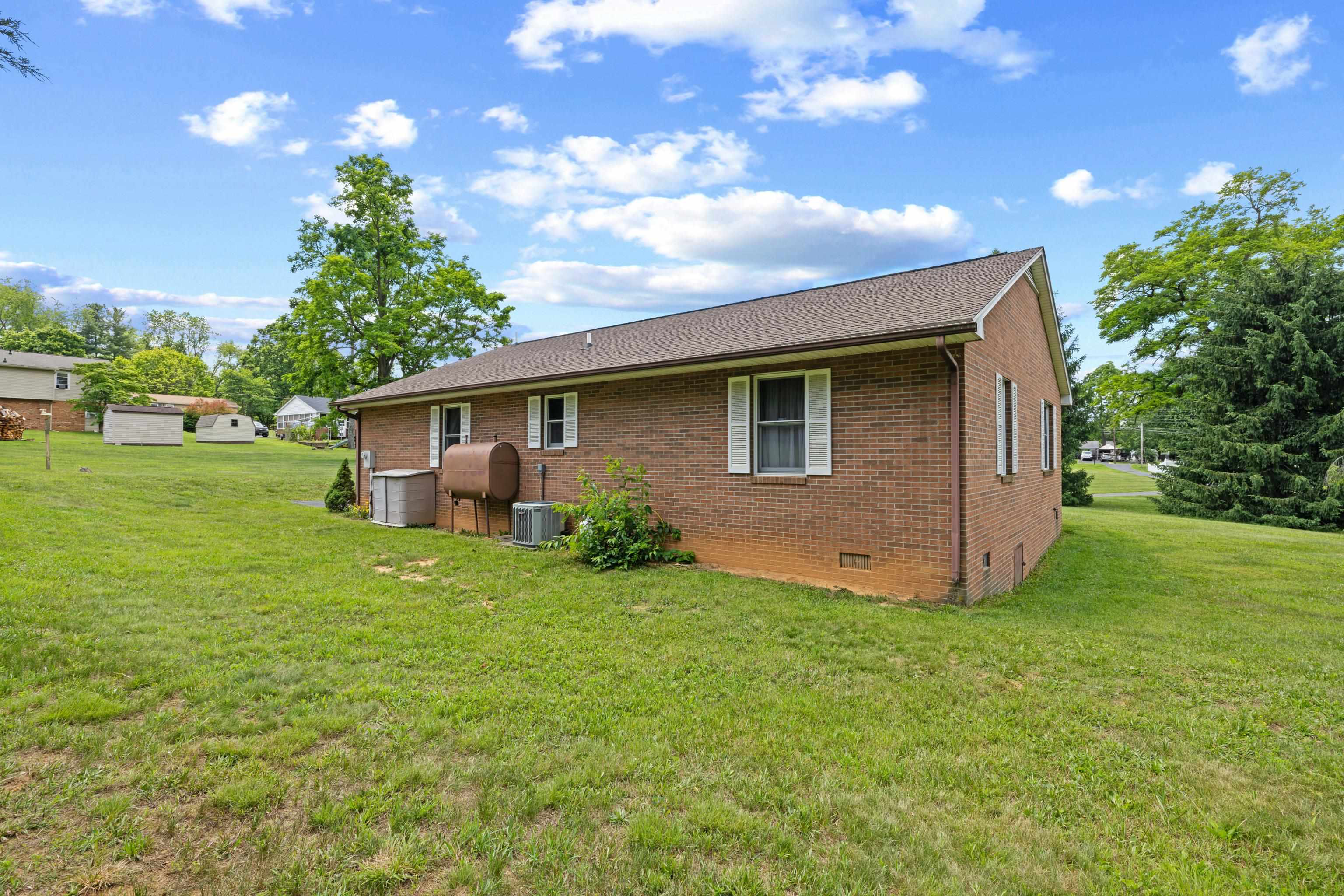902 AUGUSTA FARMS RD