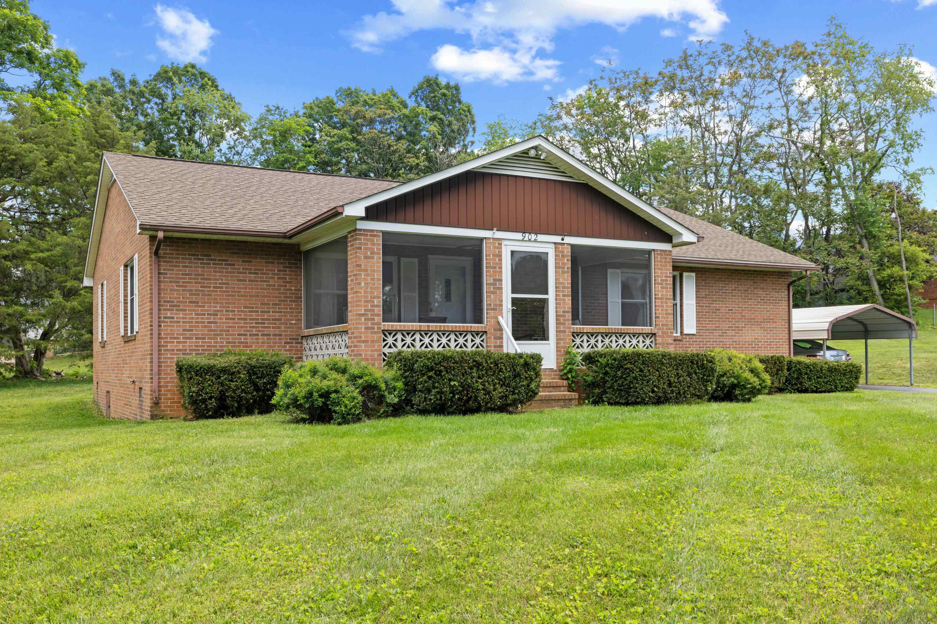 902 AUGUSTA FARMS RD
