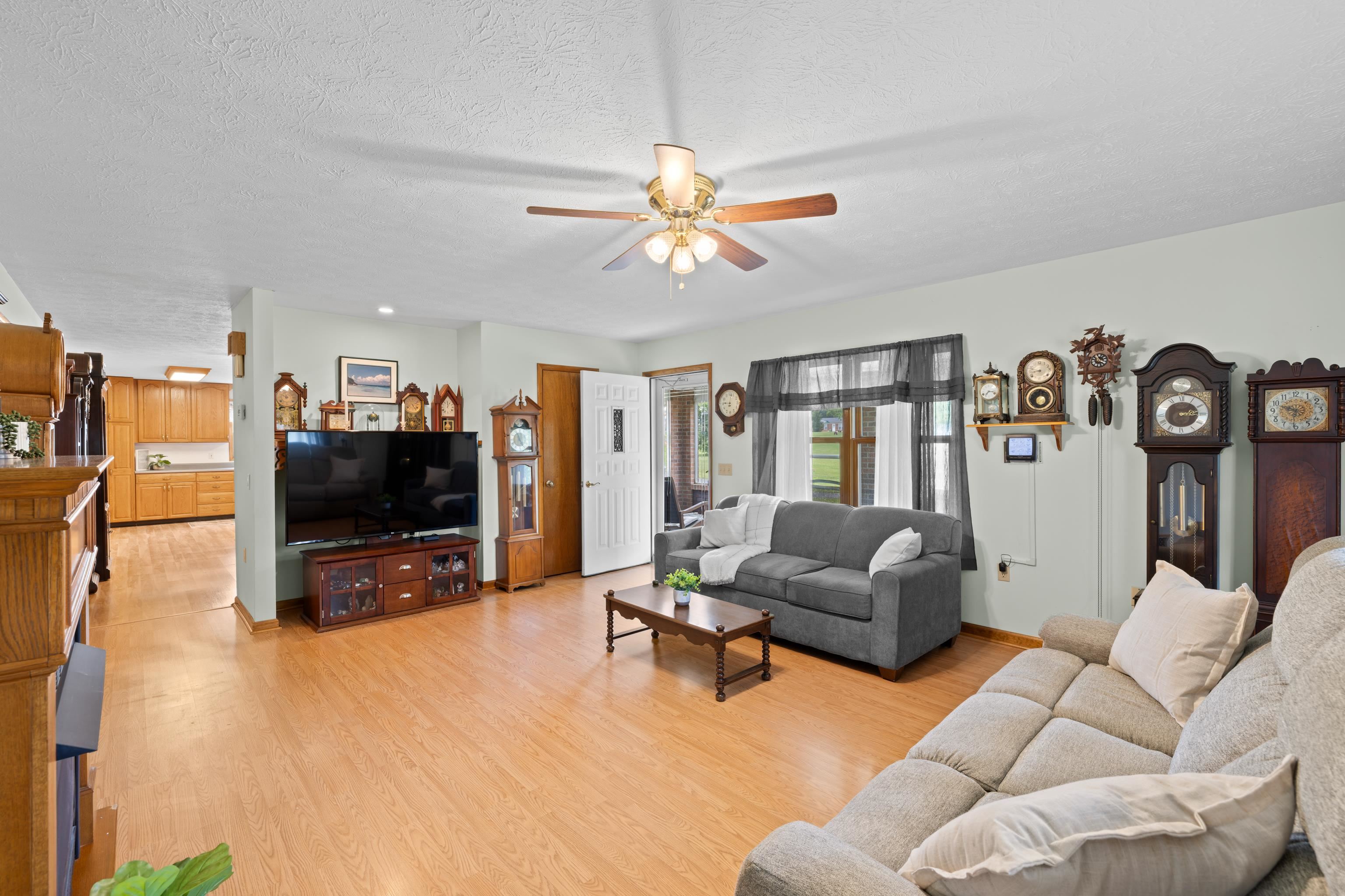902 AUGUSTA FARMS RD
