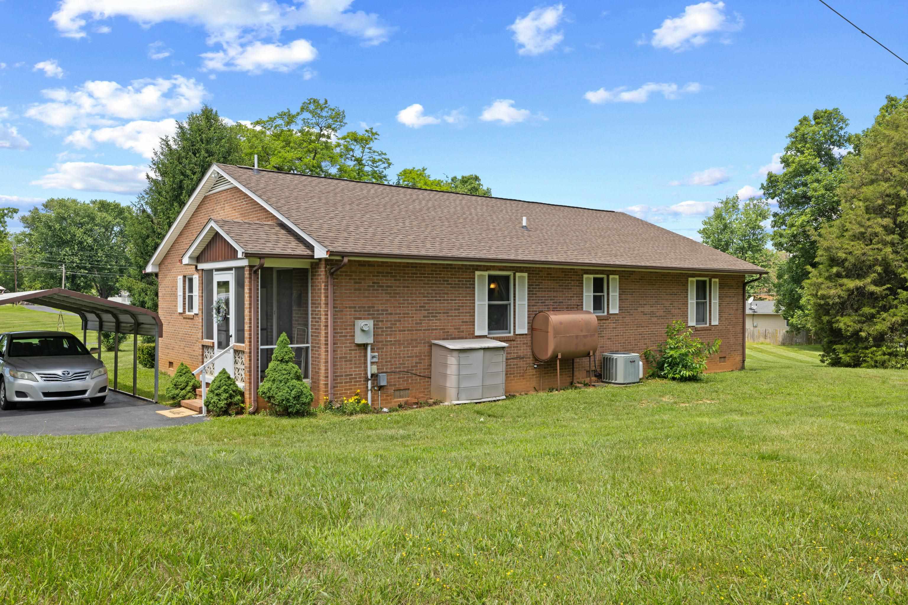 902 AUGUSTA FARMS RD