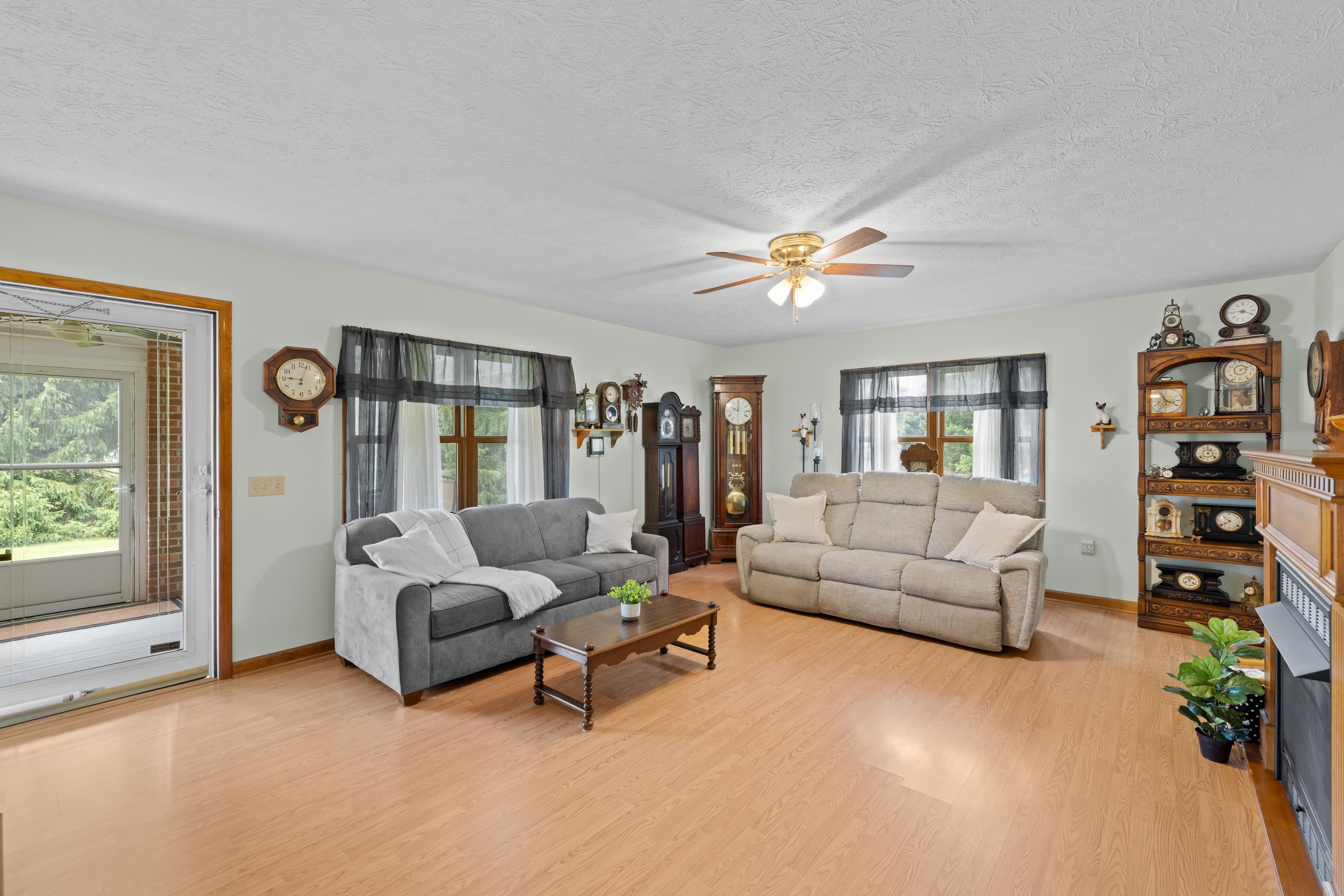 902 AUGUSTA FARMS RD