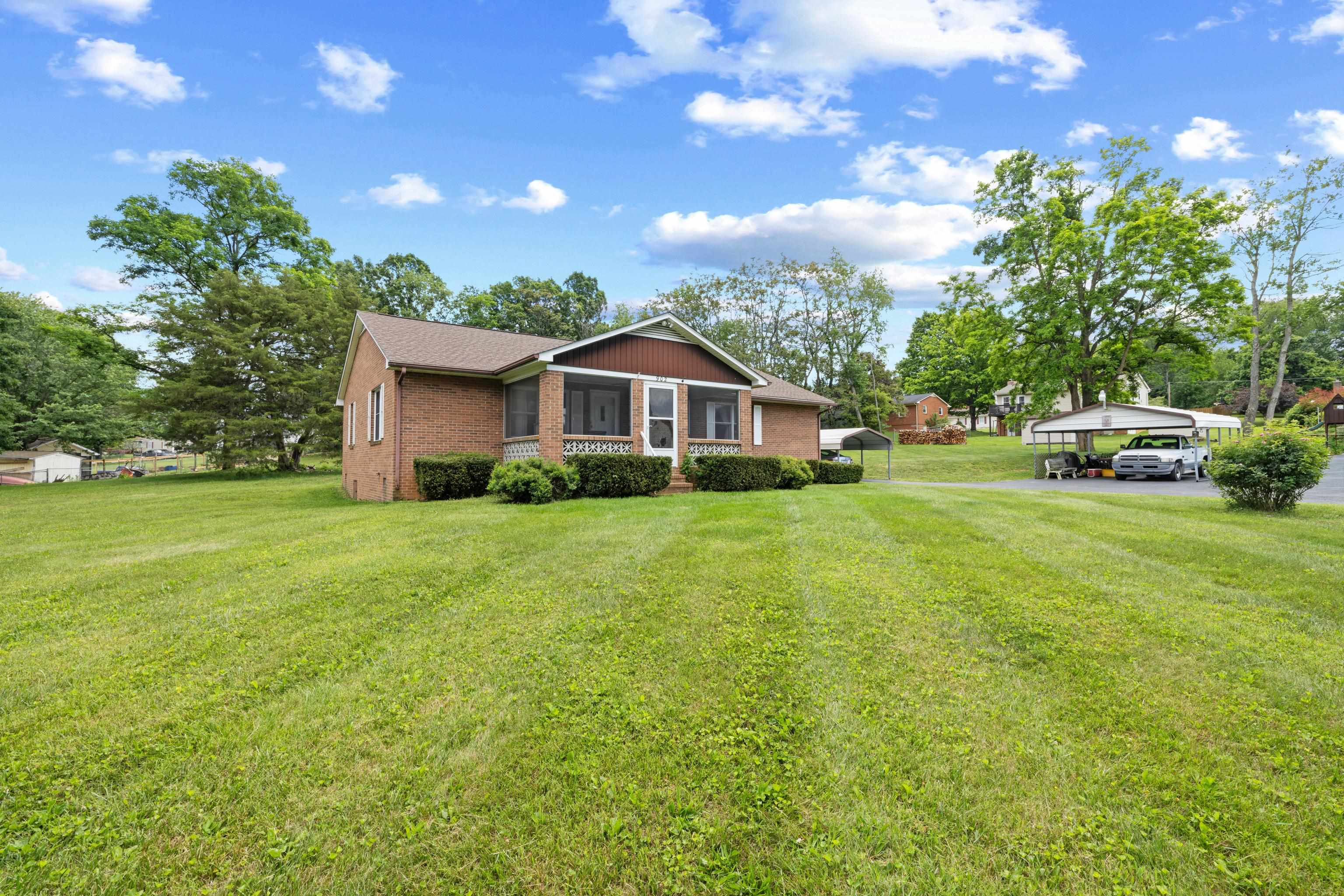 902 AUGUSTA FARMS RD
