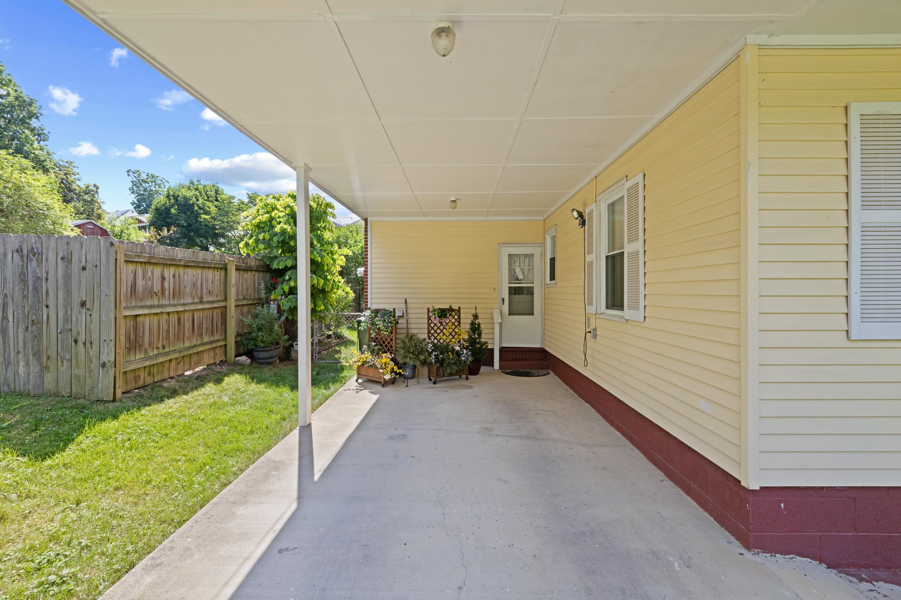 506 COLLEGE CIR