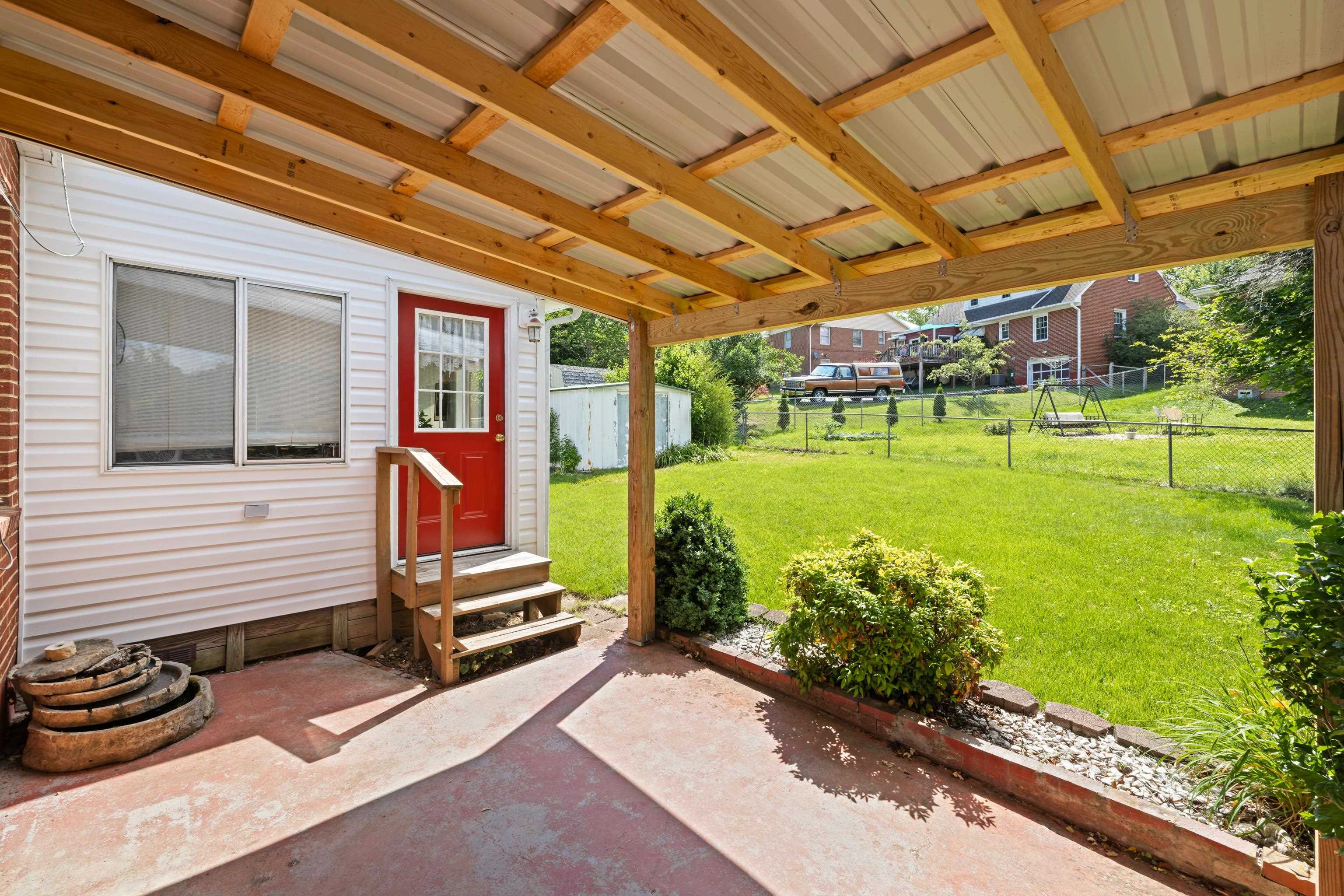 506 COLLEGE CIR