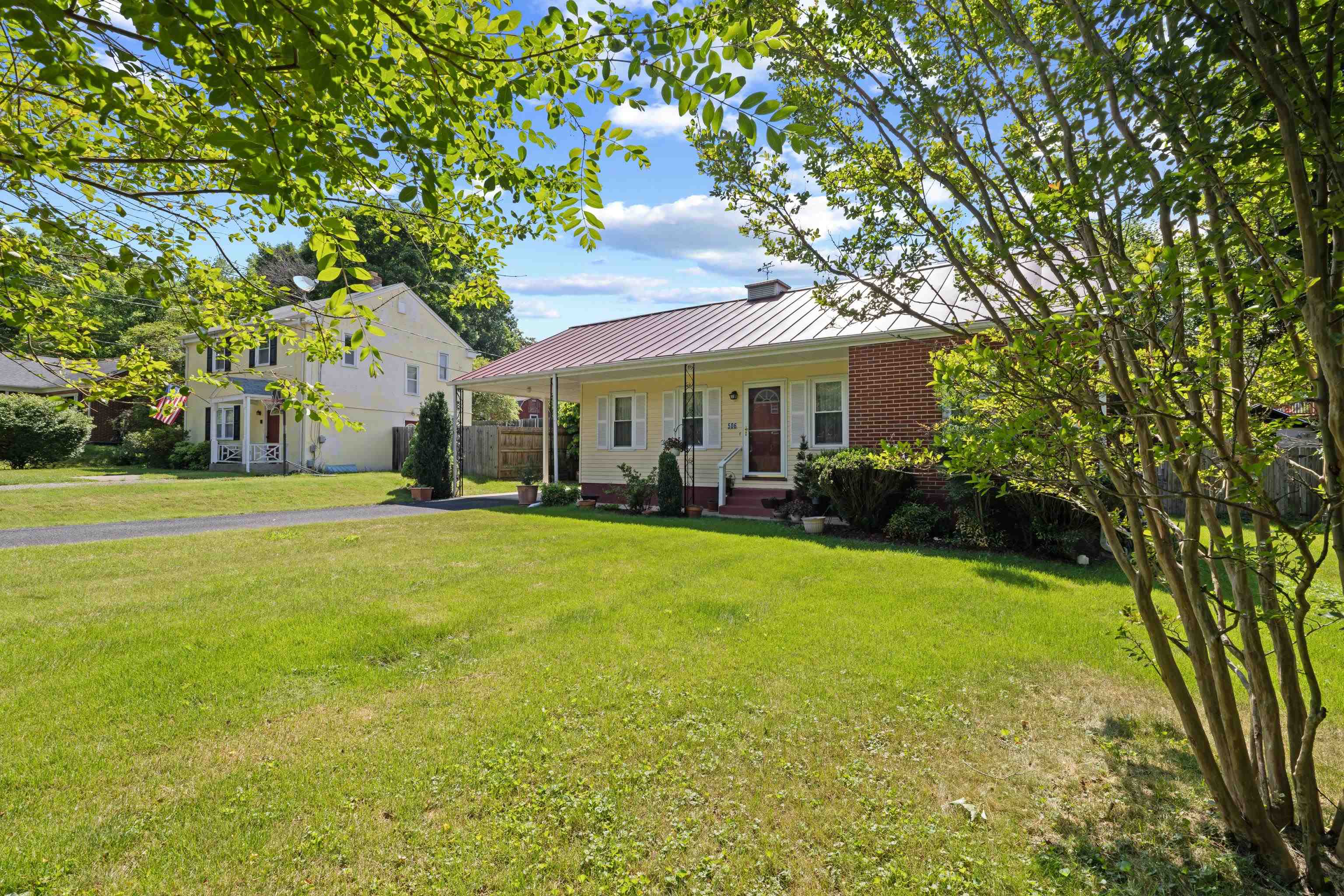 506 COLLEGE CIR