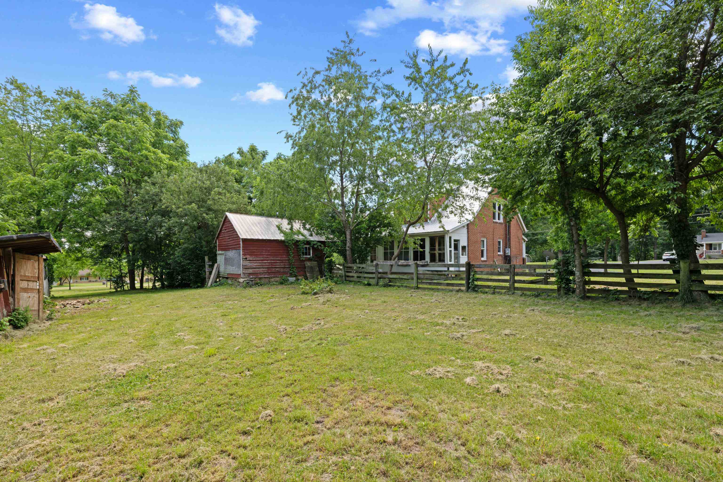221 CHAPEL RD
