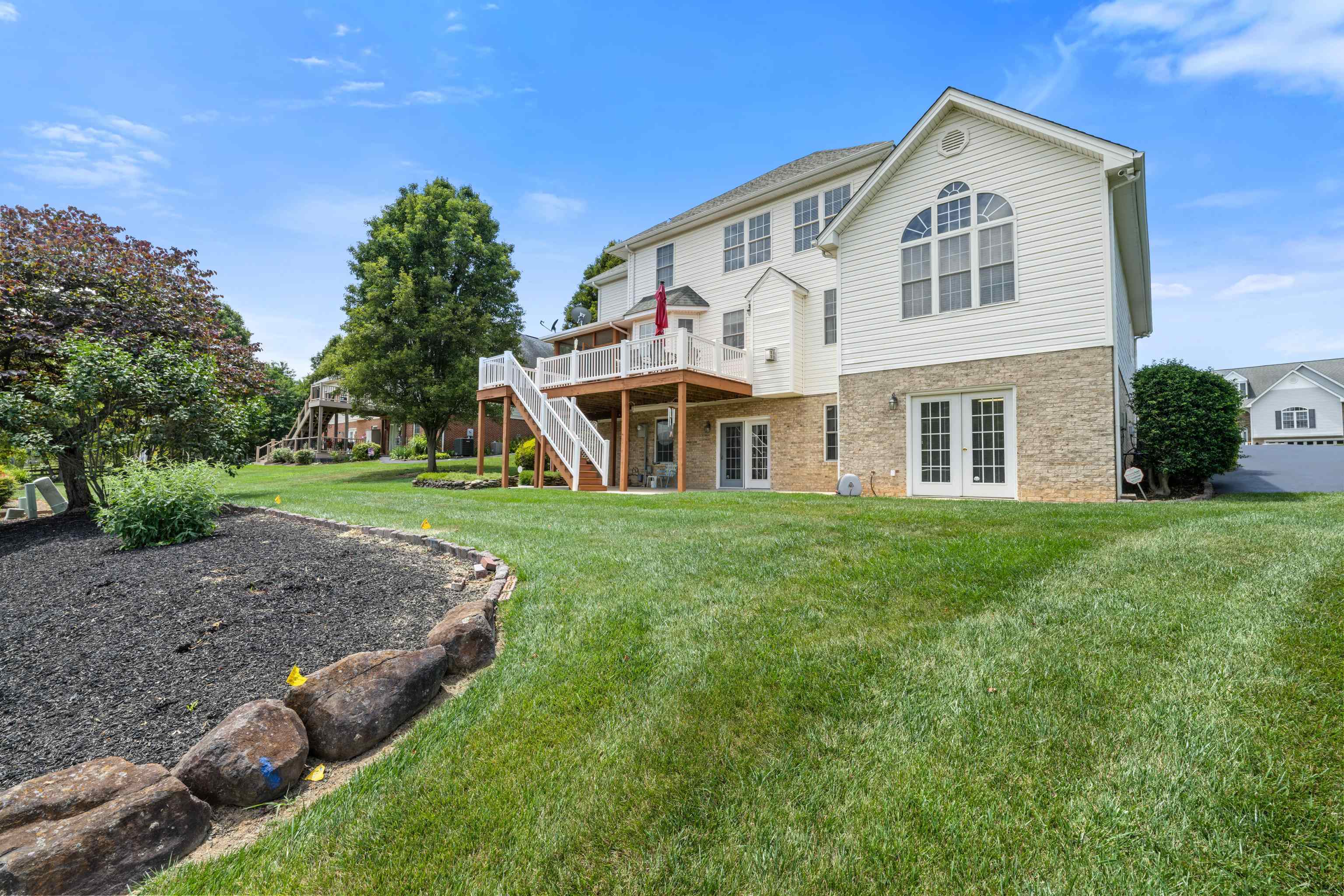 287 KENSINGTON DR