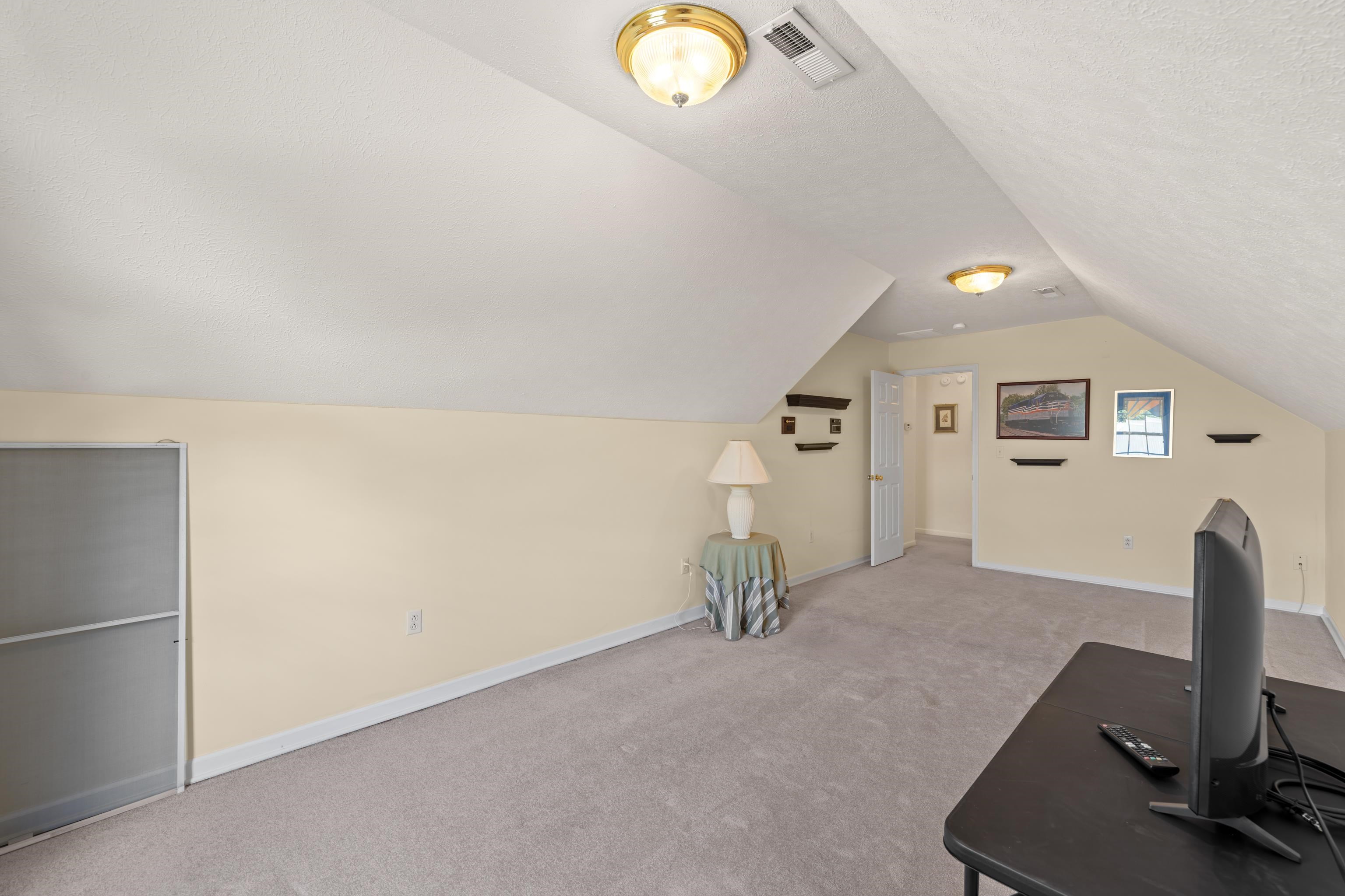 287 KENSINGTON DR