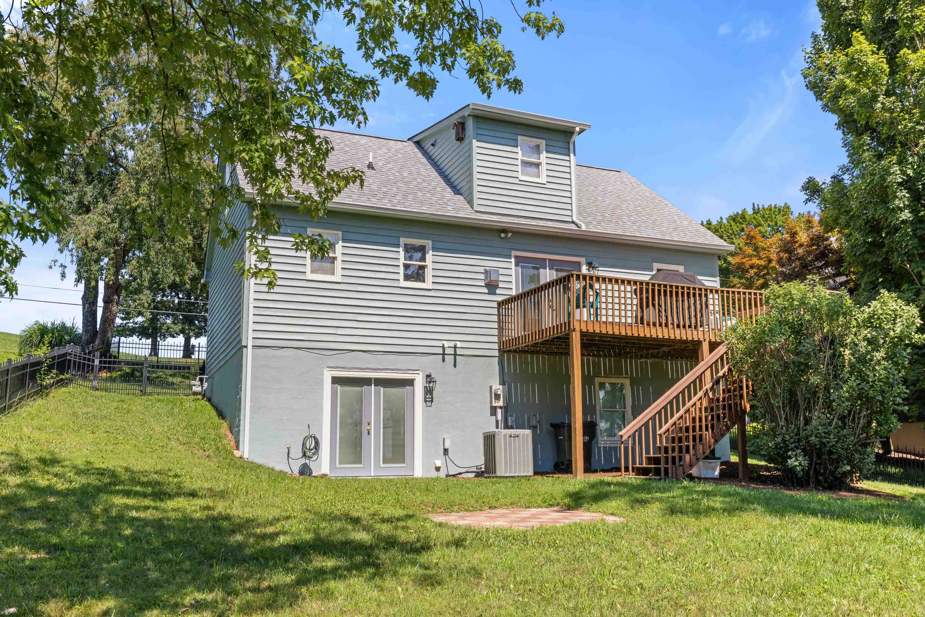 625 ESSEX DR
