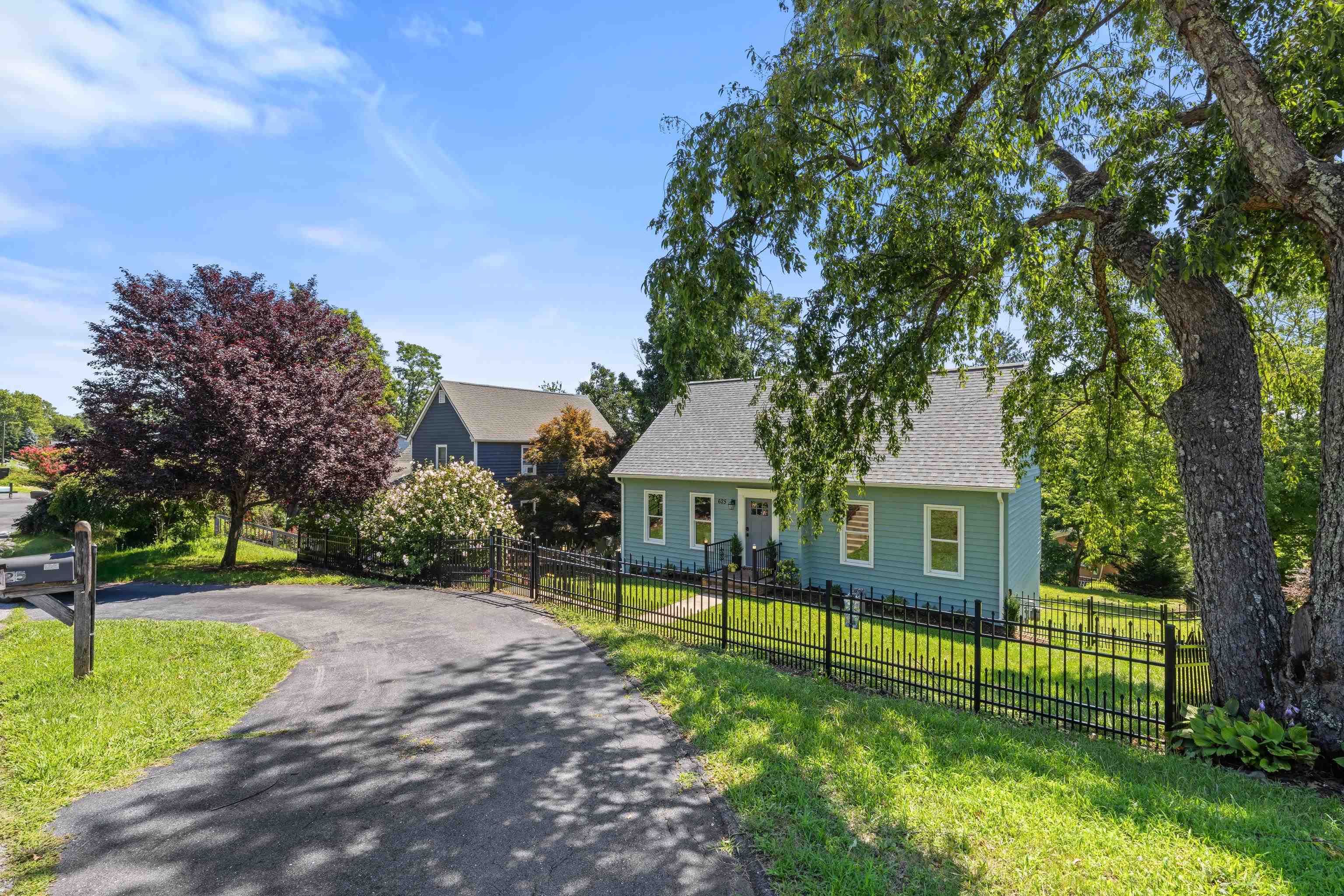 625 ESSEX DR