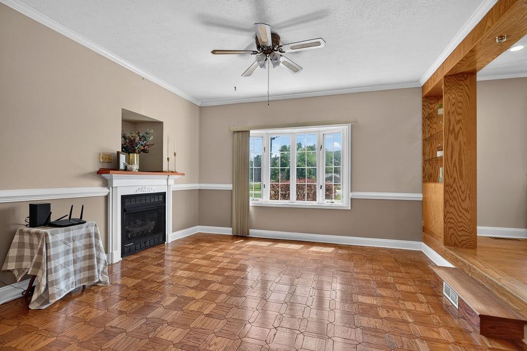 7 FEATHERSTONE DR