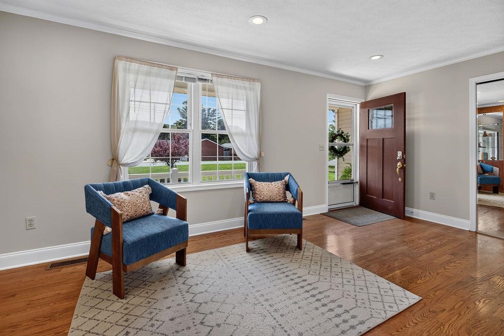 7 FEATHERSTONE DR