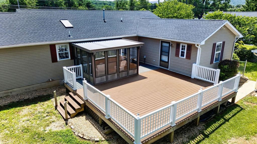 7 FEATHERSTONE DR