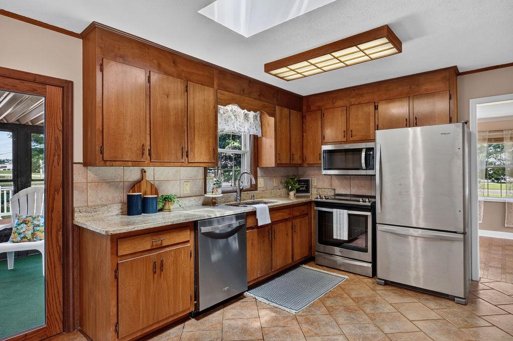 7 FEATHERSTONE DR