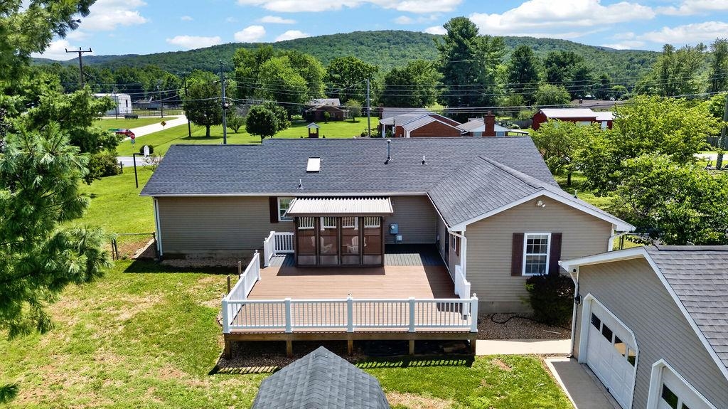 7 FEATHERSTONE DR