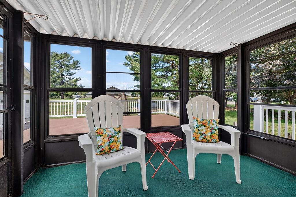 7 FEATHERSTONE DR