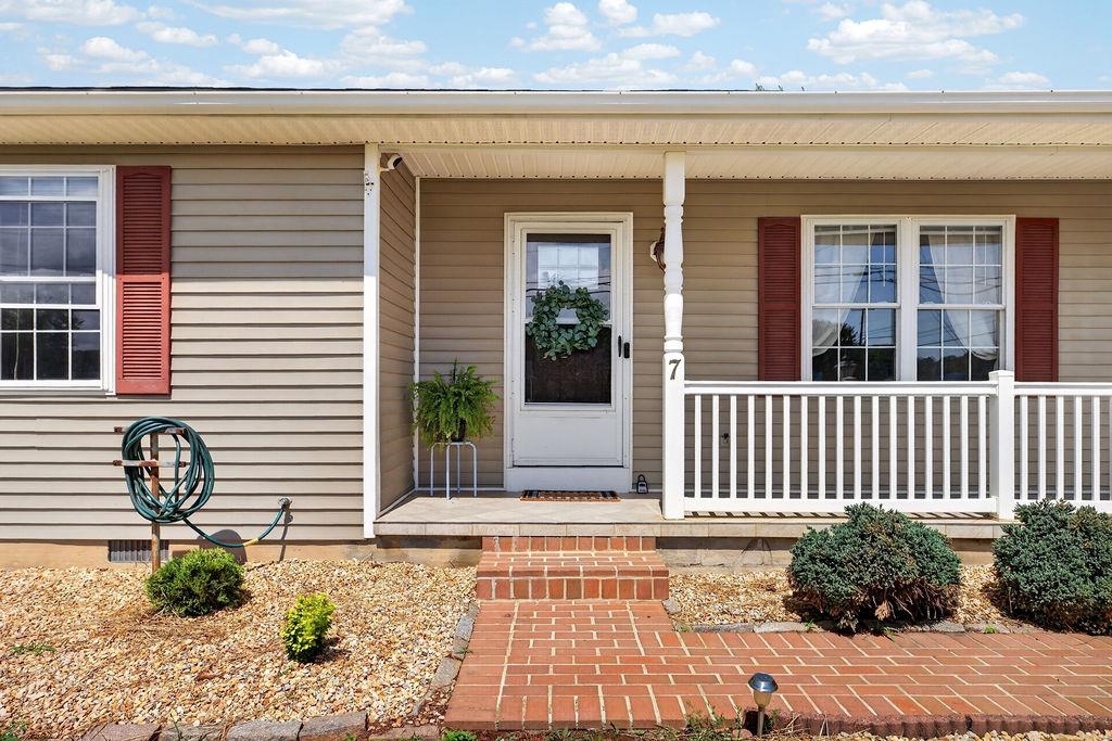 7 FEATHERSTONE DR