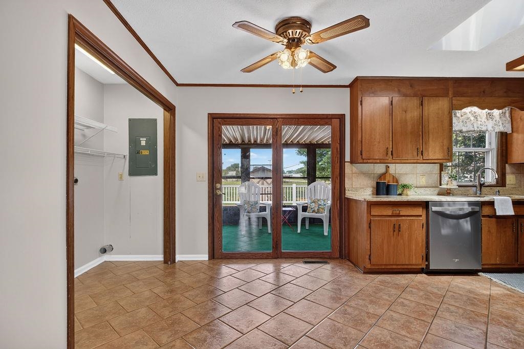 7 FEATHERSTONE DR