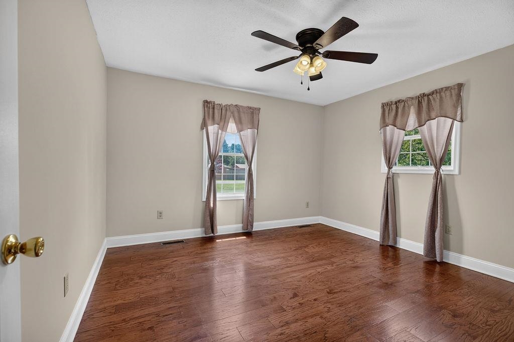 7 FEATHERSTONE DR