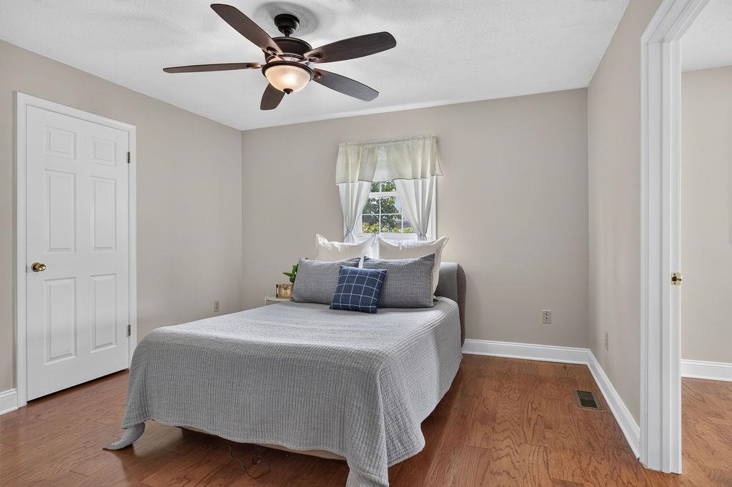 7 FEATHERSTONE DR