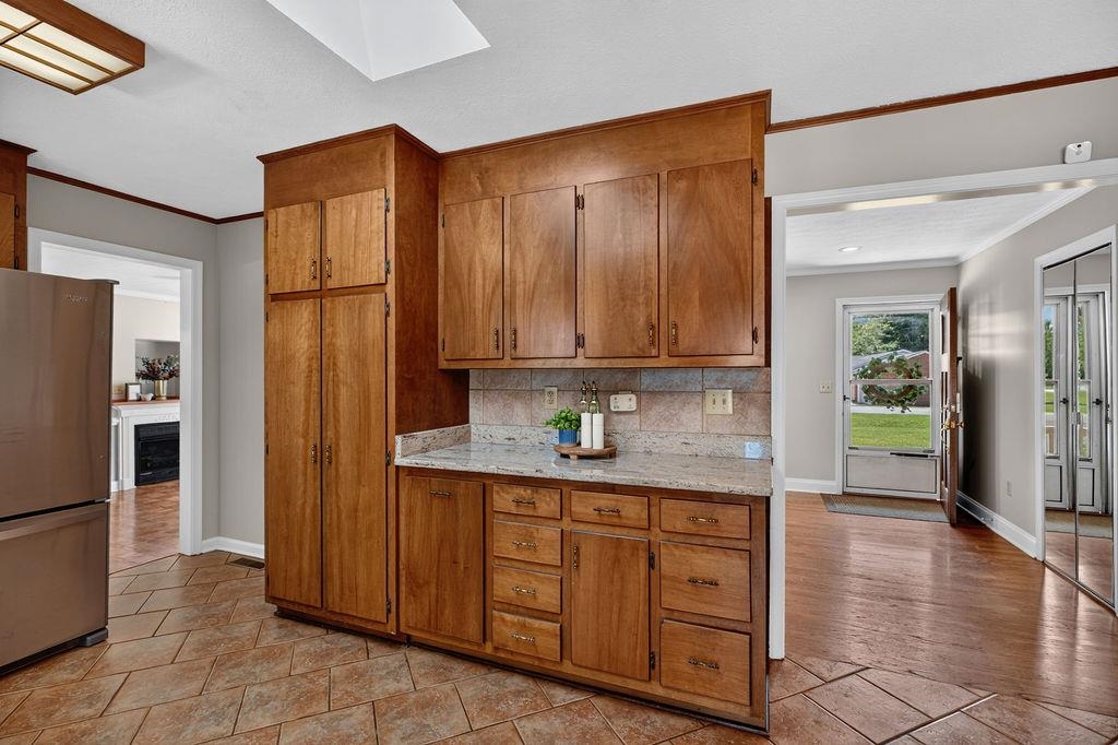 7 FEATHERSTONE DR