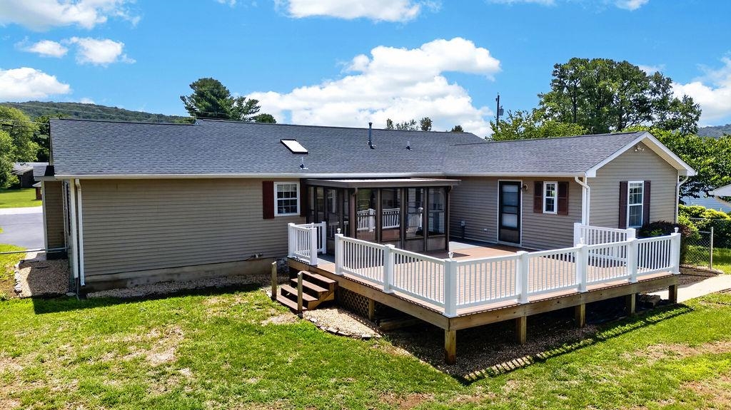 7 FEATHERSTONE DR