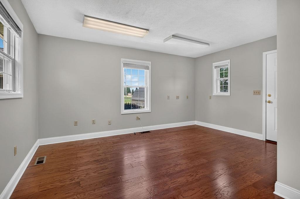 7 FEATHERSTONE DR
