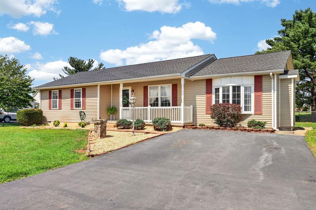 7 FEATHERSTONE DR