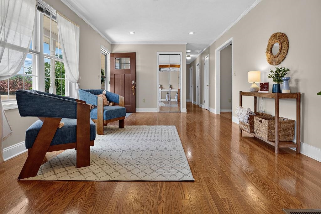 7 FEATHERSTONE DR