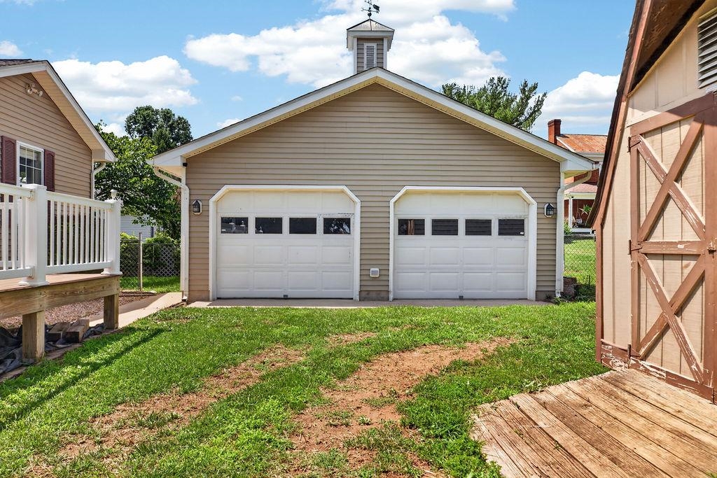 7 FEATHERSTONE DR