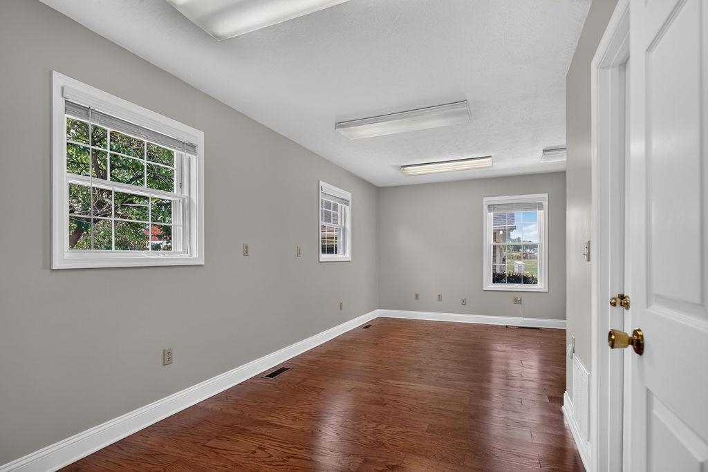 7 FEATHERSTONE DR