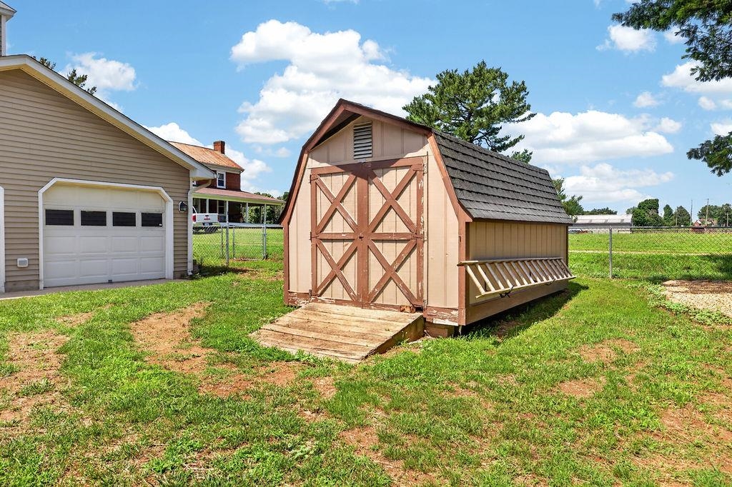 7 FEATHERSTONE DR