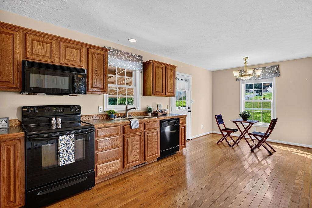 7 LITTLE JOHN CT